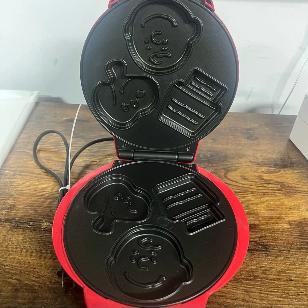 Peanuts Red Waffle Maker‎
